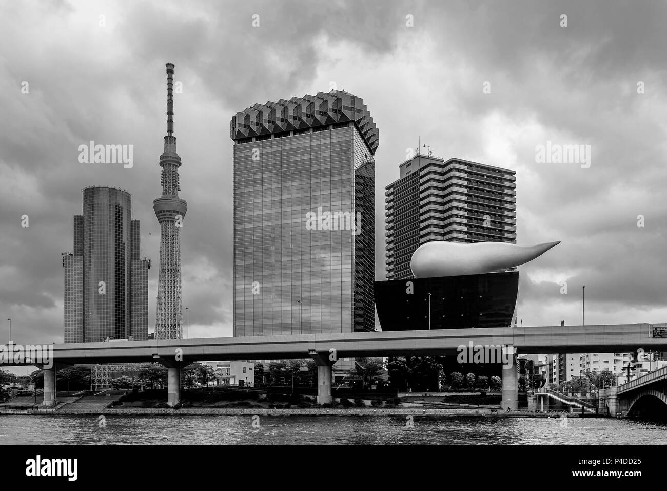 Drammatica cielo sopra il centro della città di Tokyo, Giappone e il fiume Sumida Foto Stock