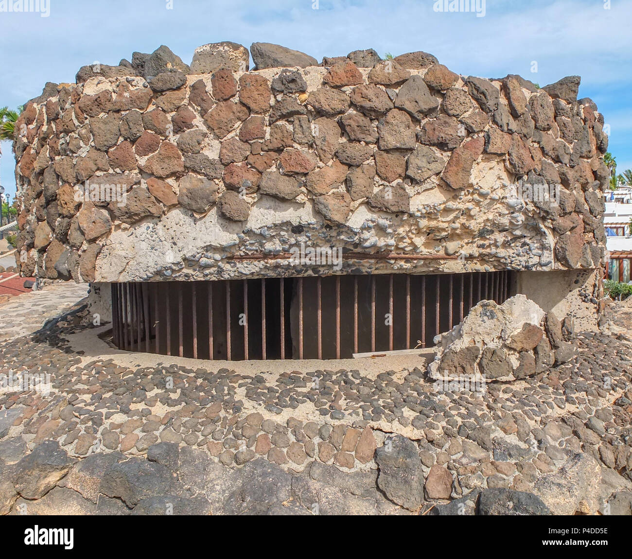 Un vecchio spagnolo lookout shelter probabilmente pre-guerra e mantenuta per visualizzazione pubblica da parte delle autorità di Lanzarote. Foto Stock