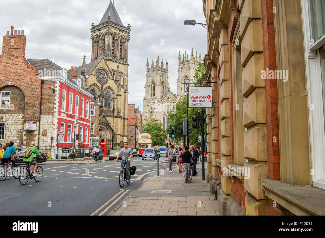 Luogo Duncolm, York, Regno Unito - 05 agosto 2011: i vacanzieri e i ciclisti occupato andare circa la loro attività in un trafficato centro di York con il maestoso sp Foto Stock
