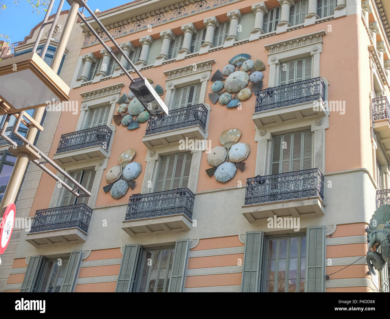 Barcellona, Spagna - 28 Marzo 2014: architettura spagnola con aggiunta di ombrelli parasole e ventole a l'Ombrello shop in Barcelona. Foto Stock