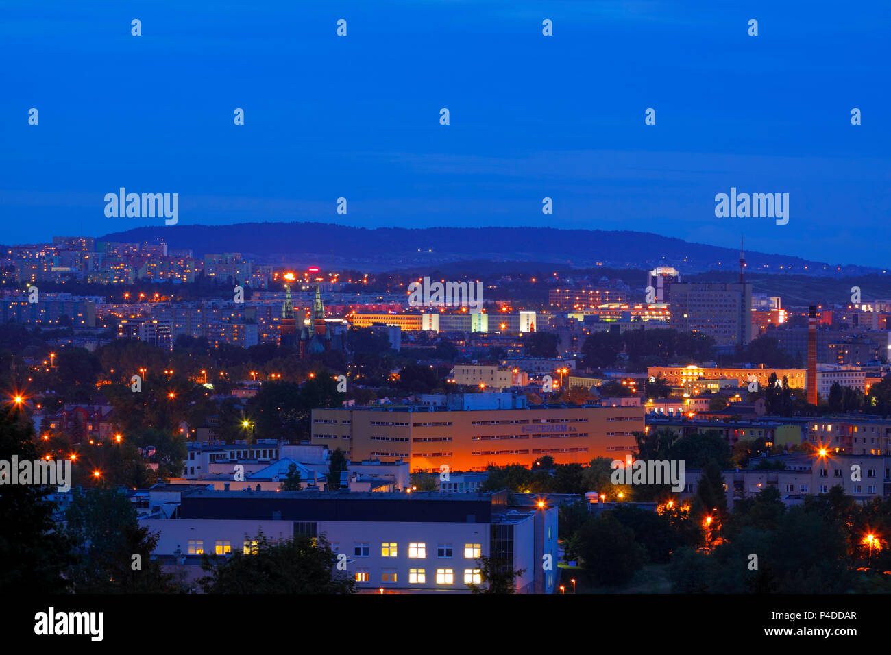 Paesaggio urbano di fine del crepuscolo. La Polonia, Kielce, Santa Croce montagne. Foto Stock