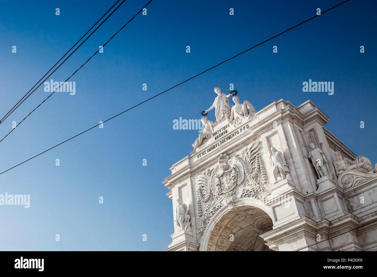 Parte della Rua Augusta Arch, Lisbona, girato da un angolo basso Foto Stock