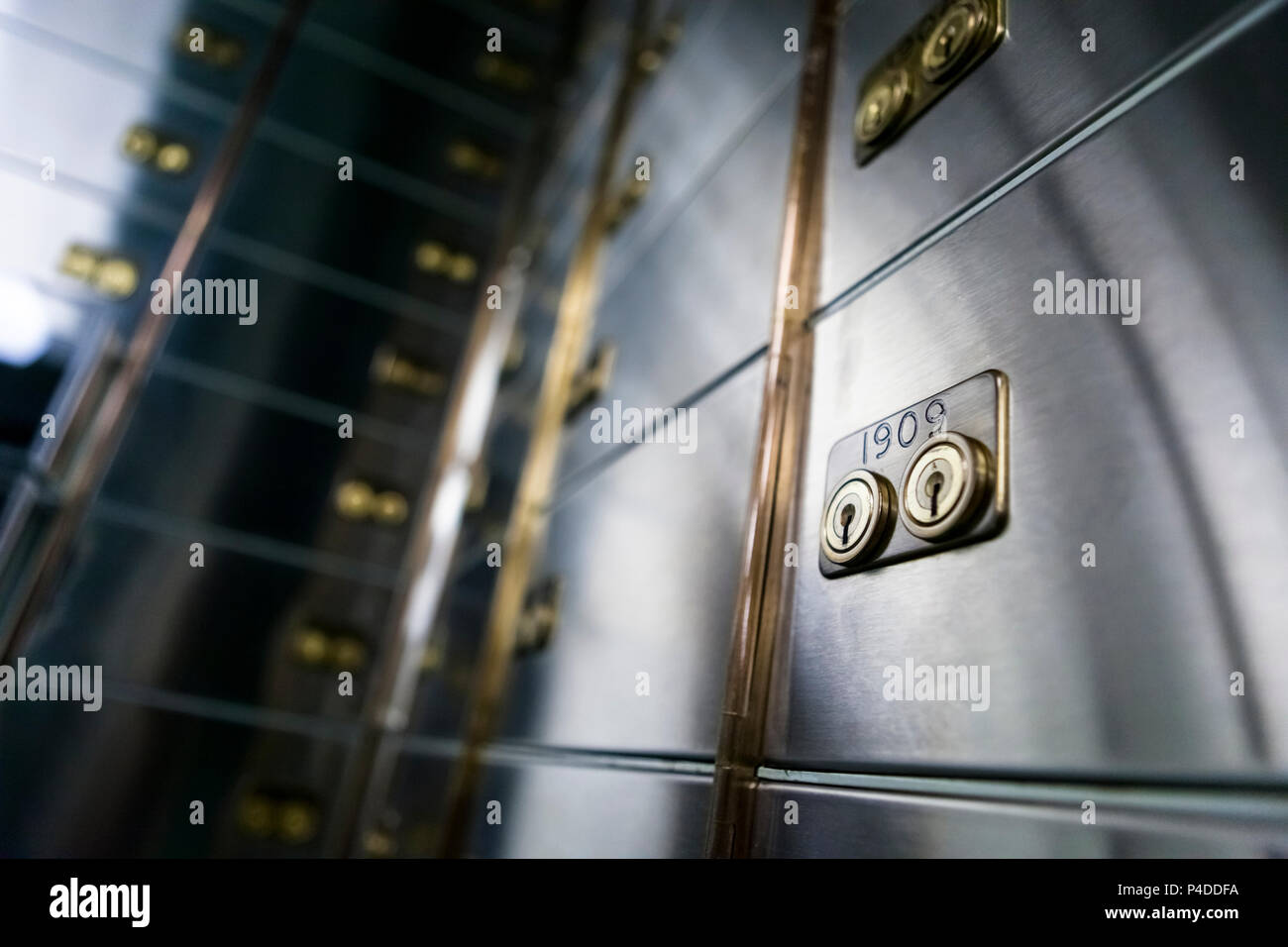 Banca cassette di sicurezza con focus sulle serrature di una casella. Foto Stock