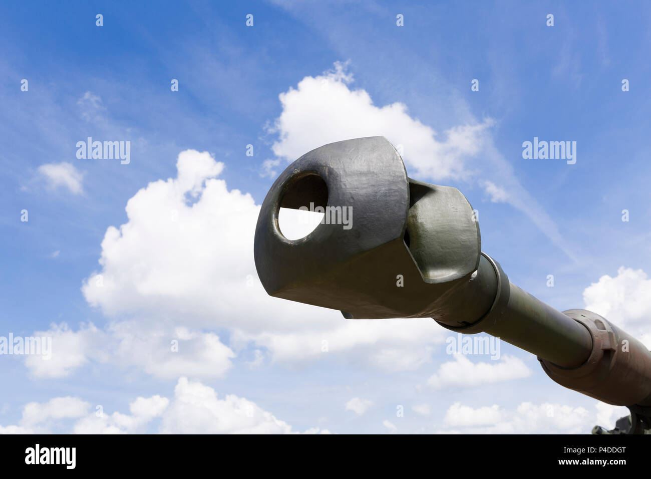 Serbatoio militare la pistola contro il blu intenso del cielo. Il materiale dell'esercito Foto Stock