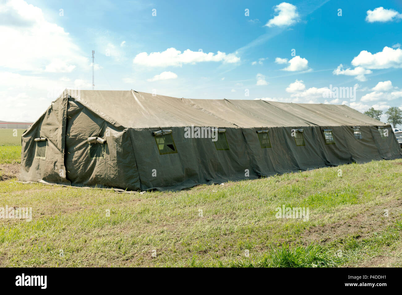 Grande tenda militare in campo contro la luminosa blu cielo Foto Stock