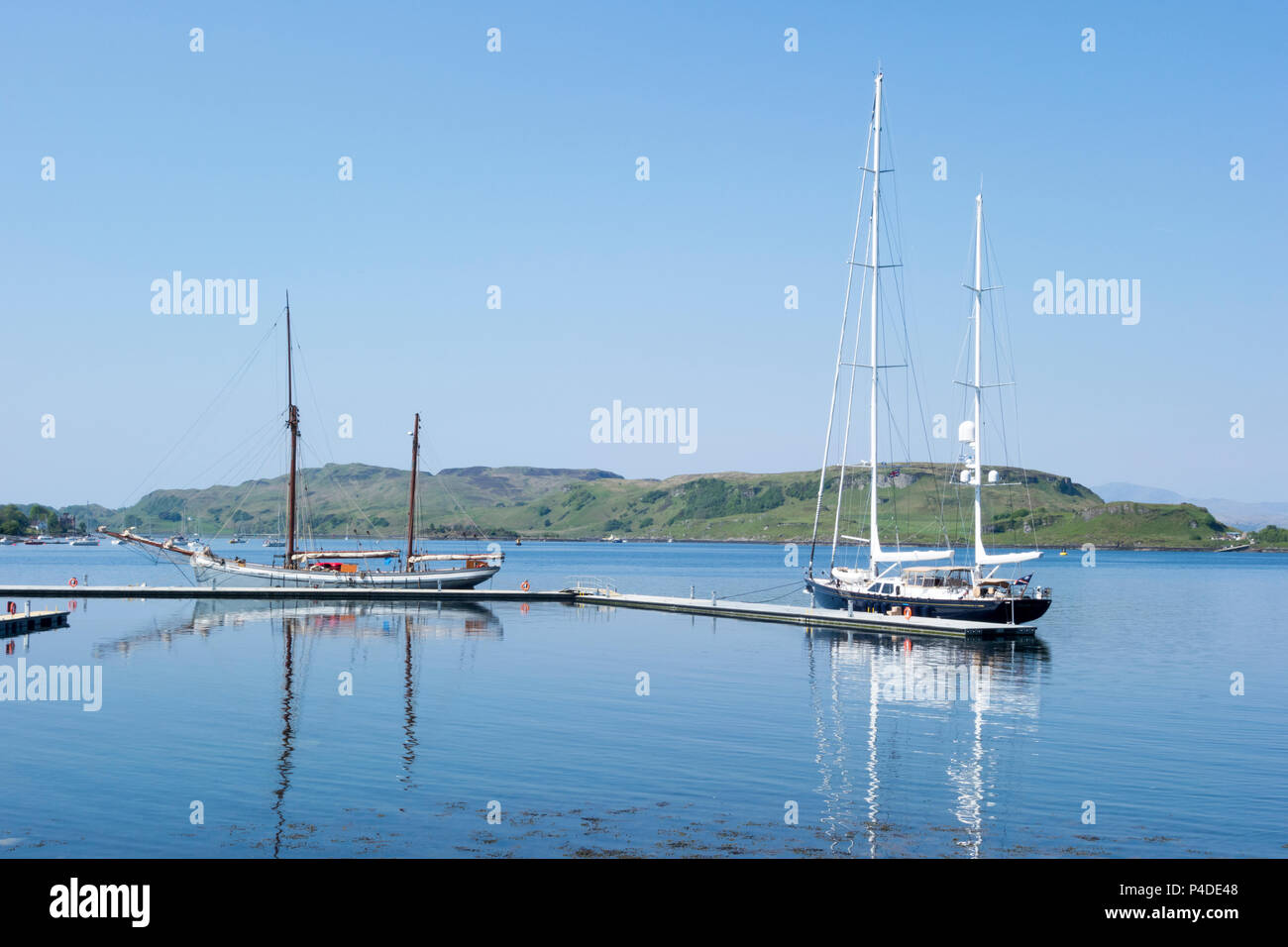 Yacht ormeggiati a Oban Marina, Scotland, Regno Unito Foto Stock