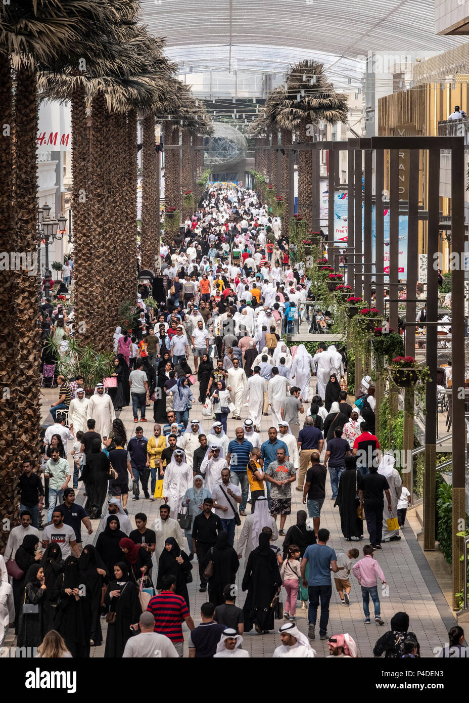 La folla degli acquirenti sulla Grand Avenue per i viali shopping mall in Kuwait City in Kuwait. Foto Stock
