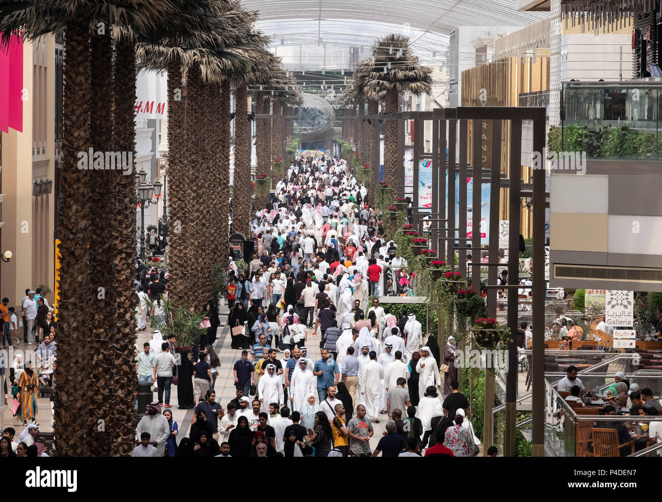 La folla degli acquirenti sulla Grand Avenue per i viali shopping mall in Kuwait City in Kuwait. Foto Stock