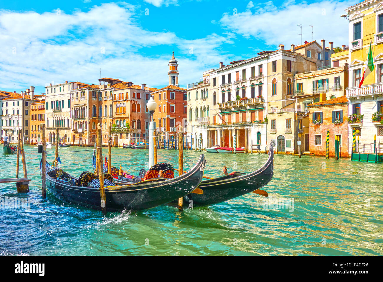 Vista del Canal Grande di Venezia con le gondole attraccate in day time, Italia Foto Stock