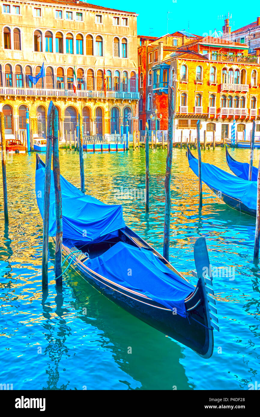 Vista del Canal Grande di Venezia con le gondole attraccate in serata, Italia Foto Stock