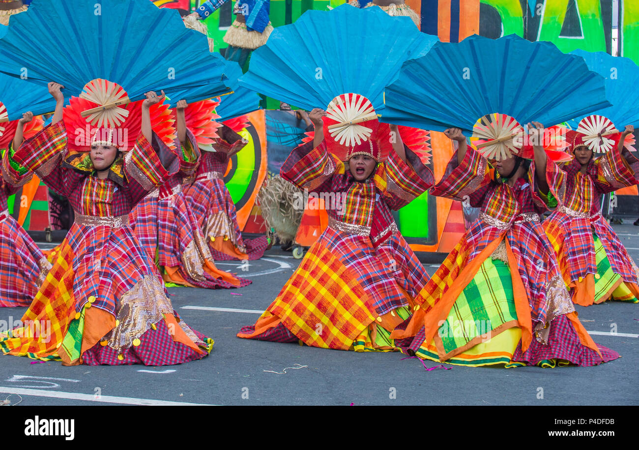 Partecipanti alla festa di Aliwan a Manila Filippine Foto Stock