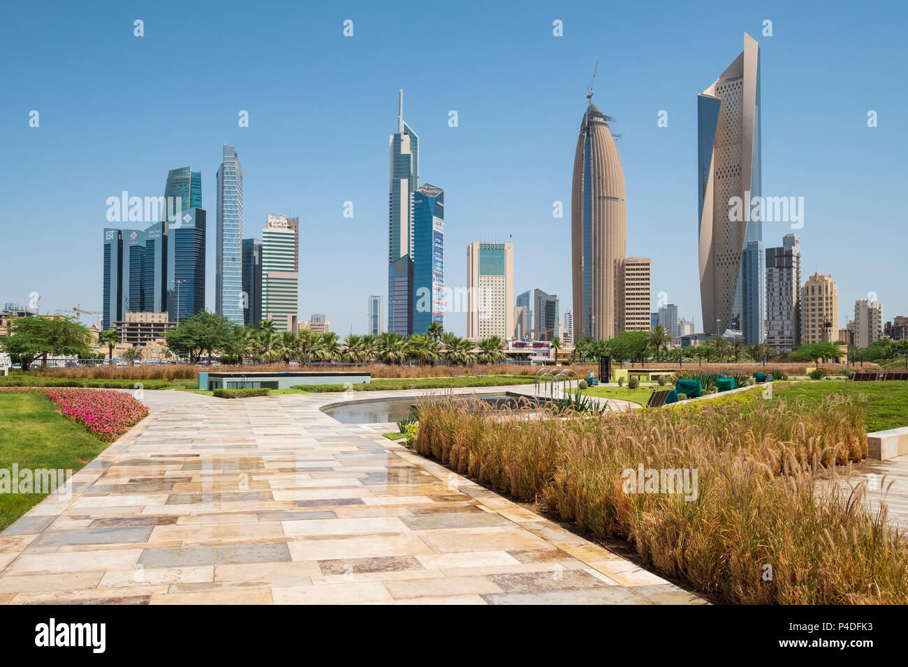 Skyline di CBD Central Business District da Al Shaheed Park in Kuwait City, Kuwait Foto Stock