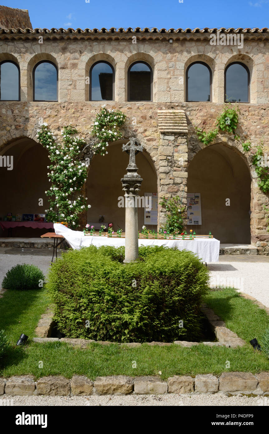 C12th chiostro Sainte Roseline Chateau, Domaine o Wine Estate Les Arcs sur Argens Var Provence Francia Foto Stock