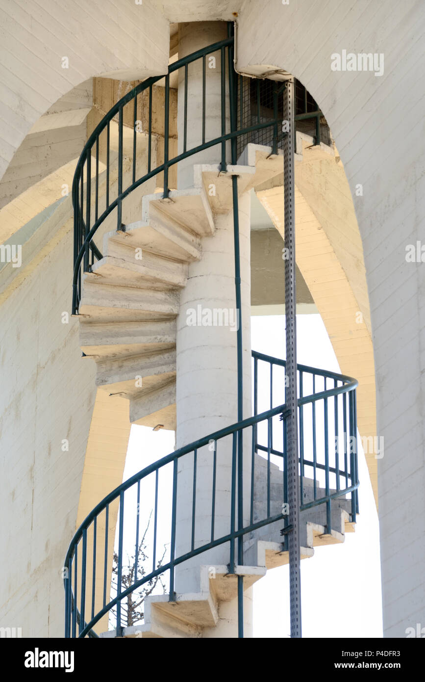 Metallo scalinata a spirale salendo fino all'interno di un calcestruzzo Water Tower Saint Julien District Marsiglia Francia Foto Stock