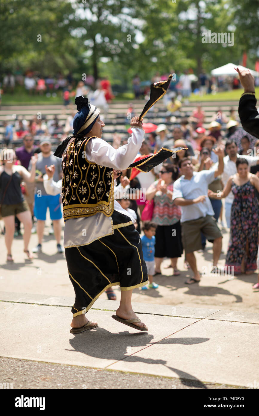 Columbus, Ohio, Stati Uniti d'America - 27 maggio 2018 un gruppo di ballerini Bhangra eseguire presso il Festival asiatico e il pubblico di unirsi a loro nella danza. Foto Stock