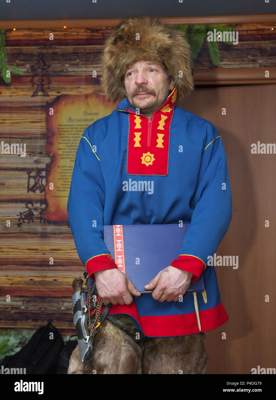 Lovozero, Russia - 8 Gennaio 2014: Sami in vestiti nazionali Foto Stock