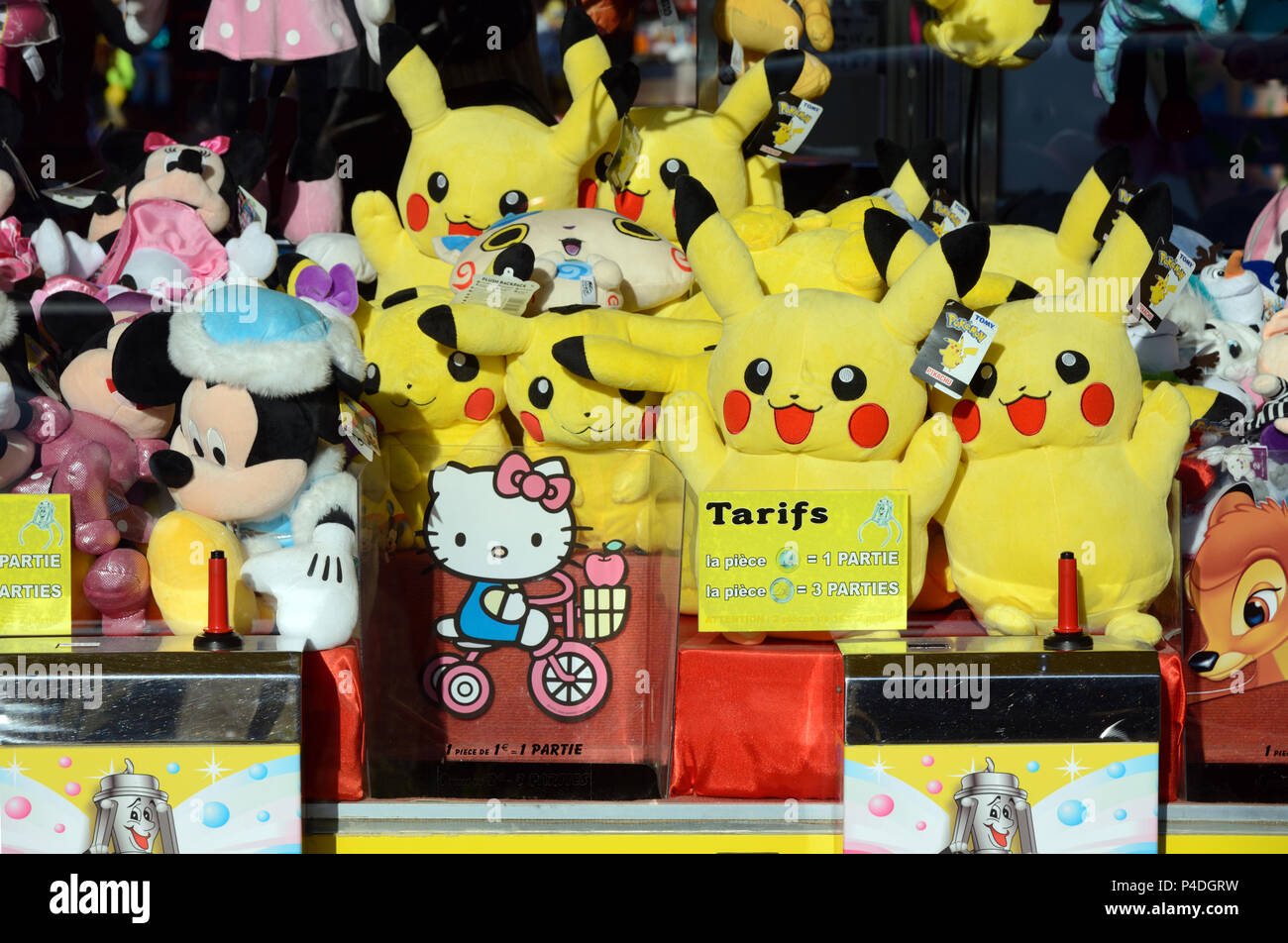 Pikachu peluche, Disney giocattoli & Pokemon come fiera del divertimento premi sul lato gioco di stallo di viaggio luna park Foto Stock