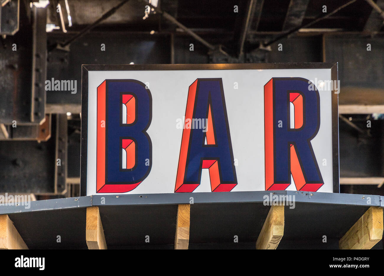 Londra. Giugno 2018. Una vista di un cartello con la dicitura bar sopra il bar ristorante lungo la South Bank di Londra Foto Stock