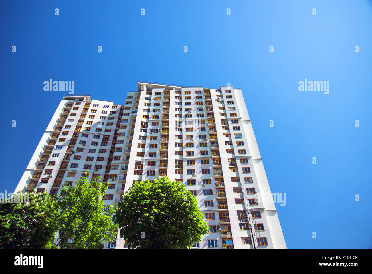 Moderni appartamenti con balconi e cielo blu in background Foto Stock