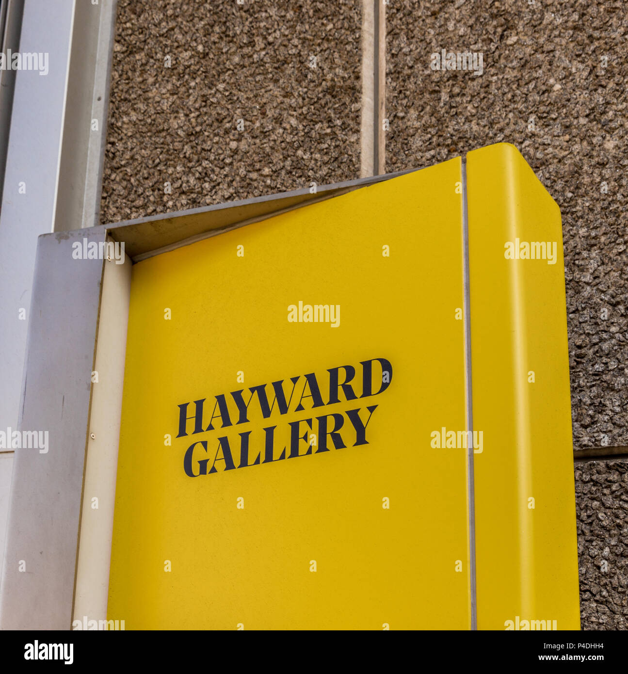 Londra. Giugno 2018. Una vista di segnaletica al di fuori della Hayward Gallery lungo il South Bank di Londra Foto Stock