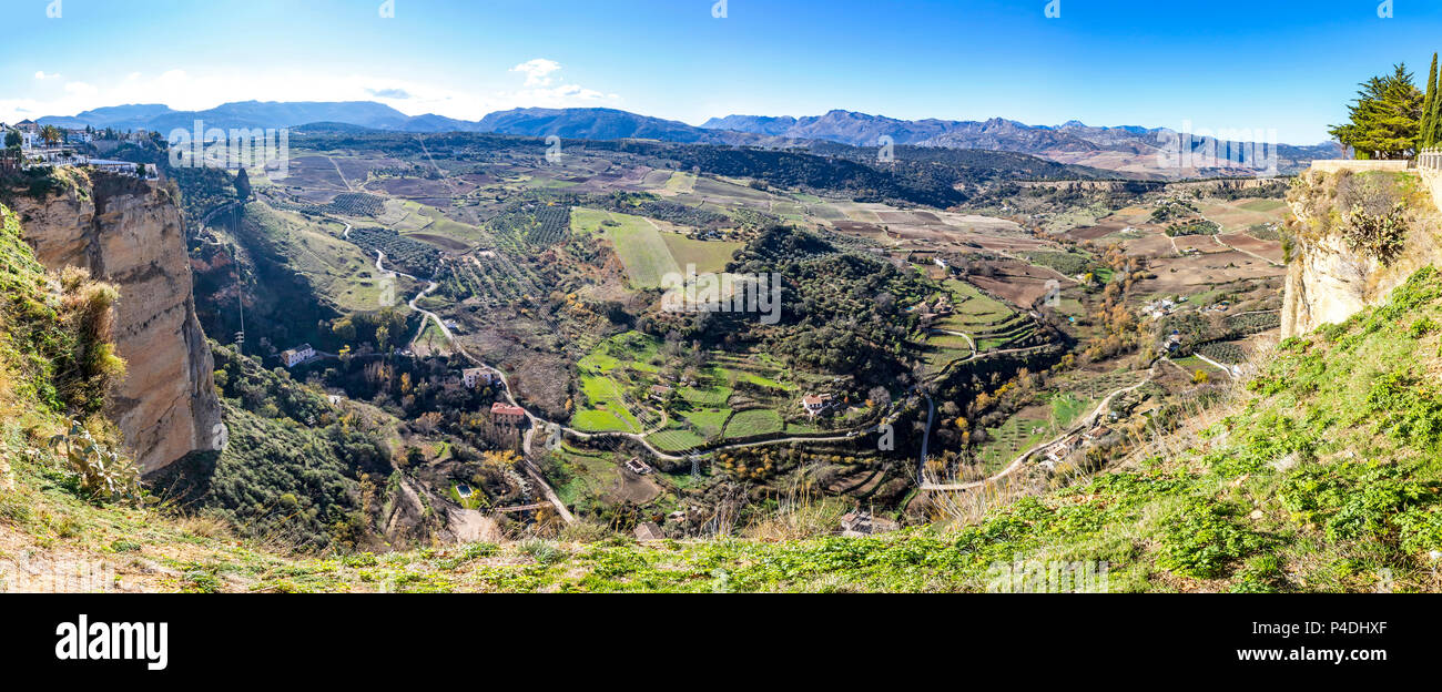 Suggestiva vista panoramica della valle verde vicino alla città di Ronda, Serrania de Ronda Distretto, Provincia di Malaga, Andalusia, Spagna Foto Stock