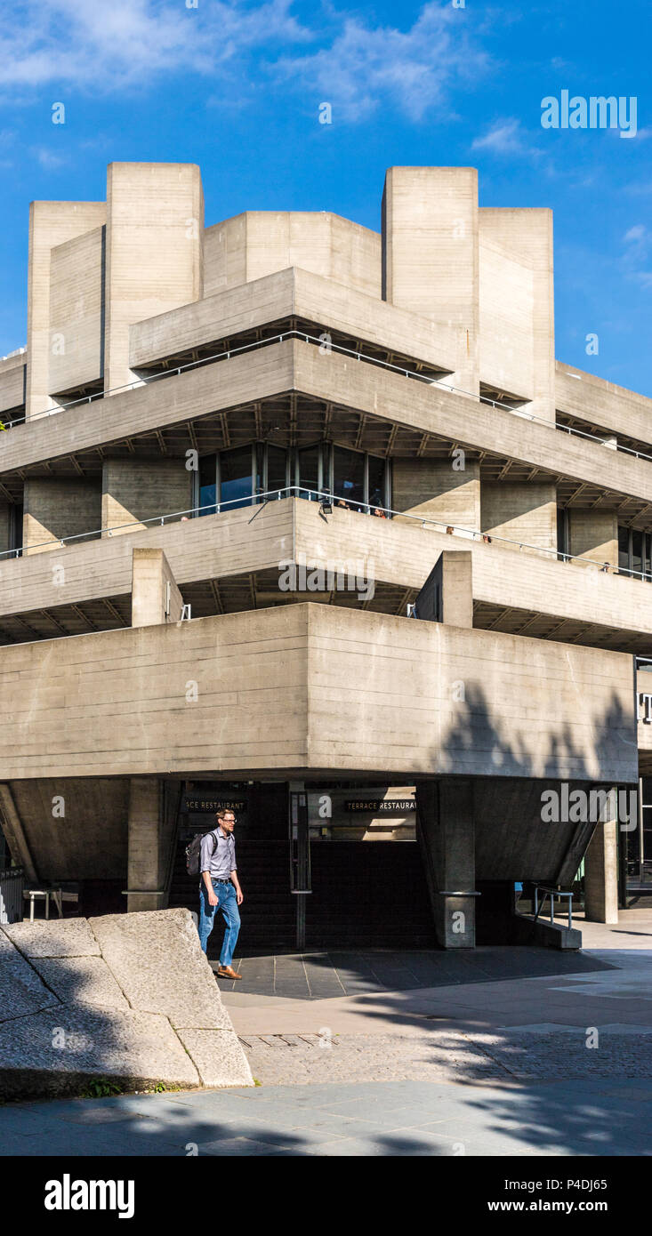Londra. Giugno 2018. Una vista del brutalist teatro nazionale lungo il South Bank di Londra Foto Stock
