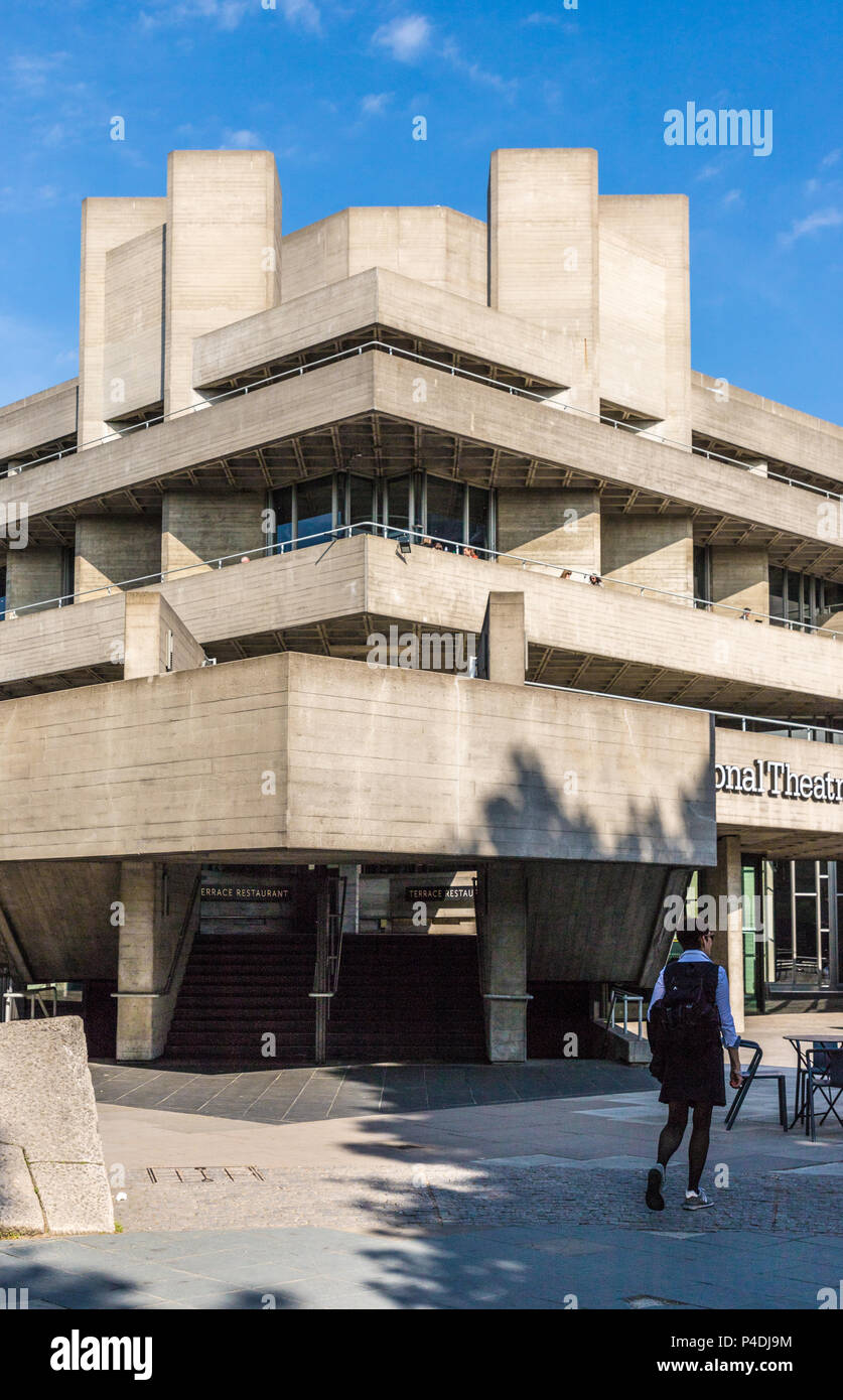 Londra. Giugno 2018. Una vista del brutalist teatro nazionale lungo il South Bank di Londra Foto Stock