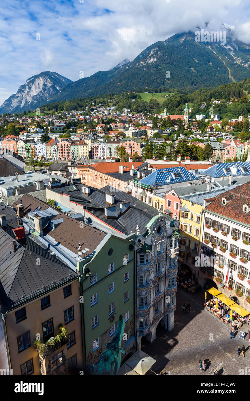 Splendida vista dalla torre nel centro della città di Innsbruck, Austria Foto Stock