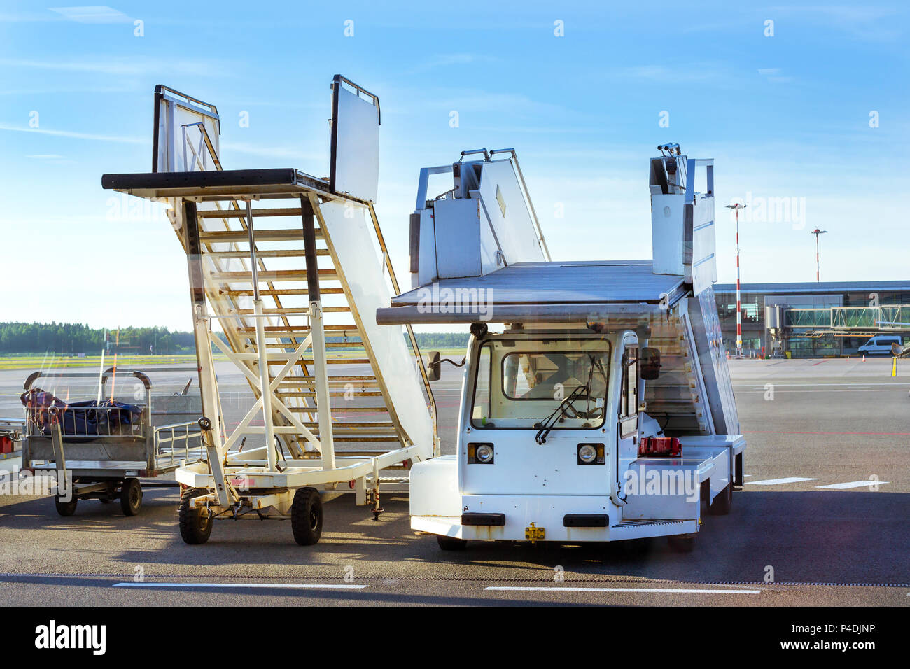 Passerella mobile sulla pista di aeroporto, MARUPE, Riga, Lettonia. Infrastrutture per il trasporto su strada dell'aeroporto internazionale Foto Stock