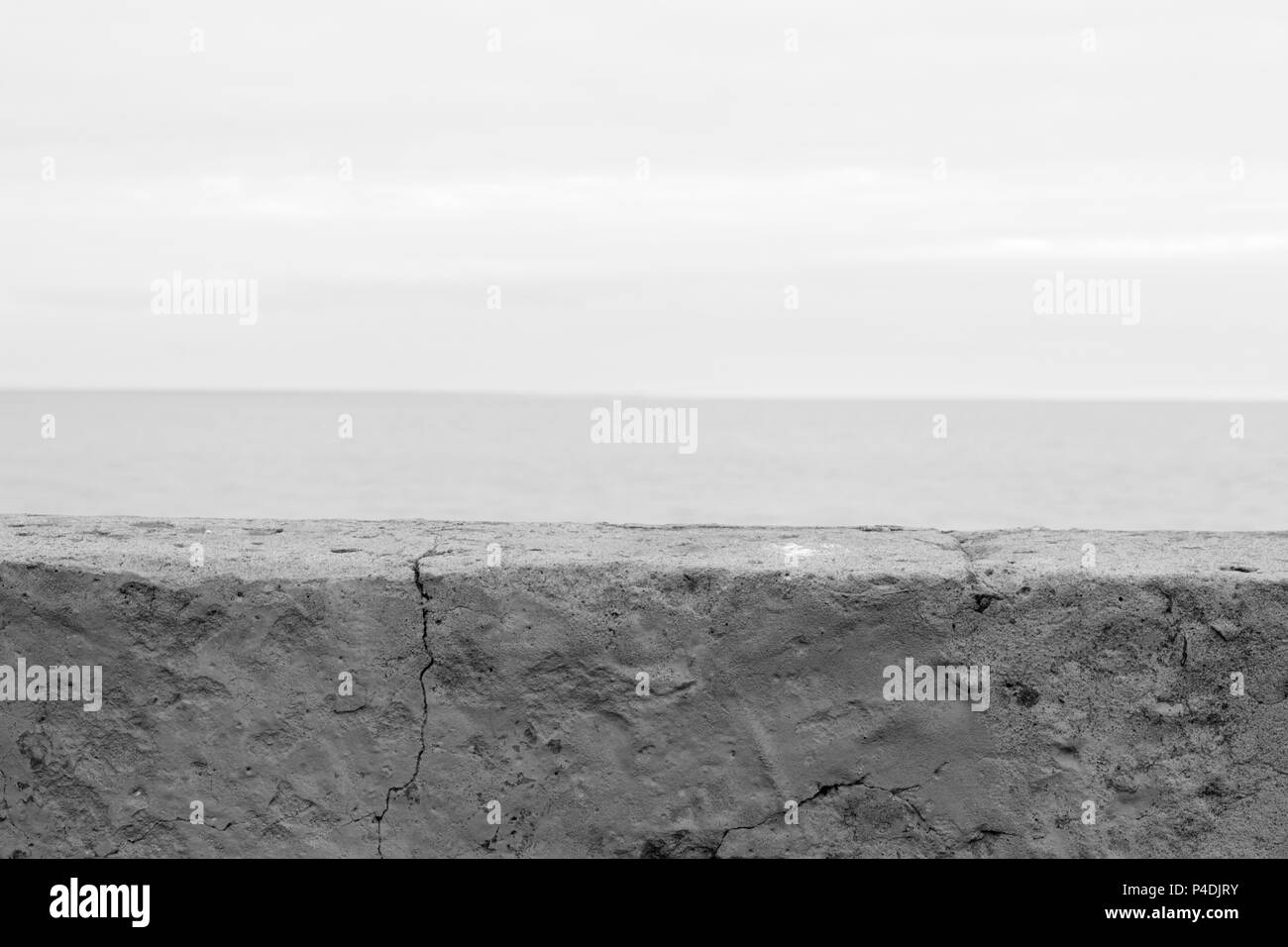 Bloccaggio a parete il mare foto in bianco e nero Foto Stock