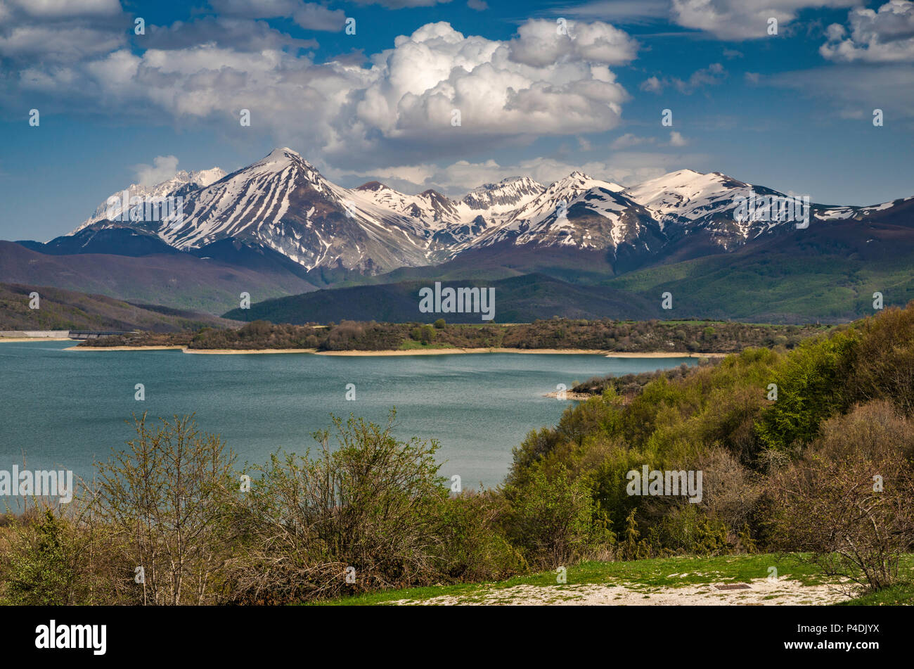 Il Gran Sasso d'Italia la gamma della montagna sopra il Lago di Compotosto, Gran Sasso Laga National Park, vicino al villaggio di Capitagnano, Abruzzo, Italia Foto Stock