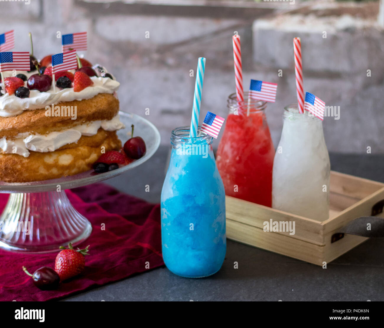 Rosso Bianco e blu bevande surgelati e patriottica angel food cake con mirtilli ciliegie e fragole. Felice 4 di luglio Foto Stock