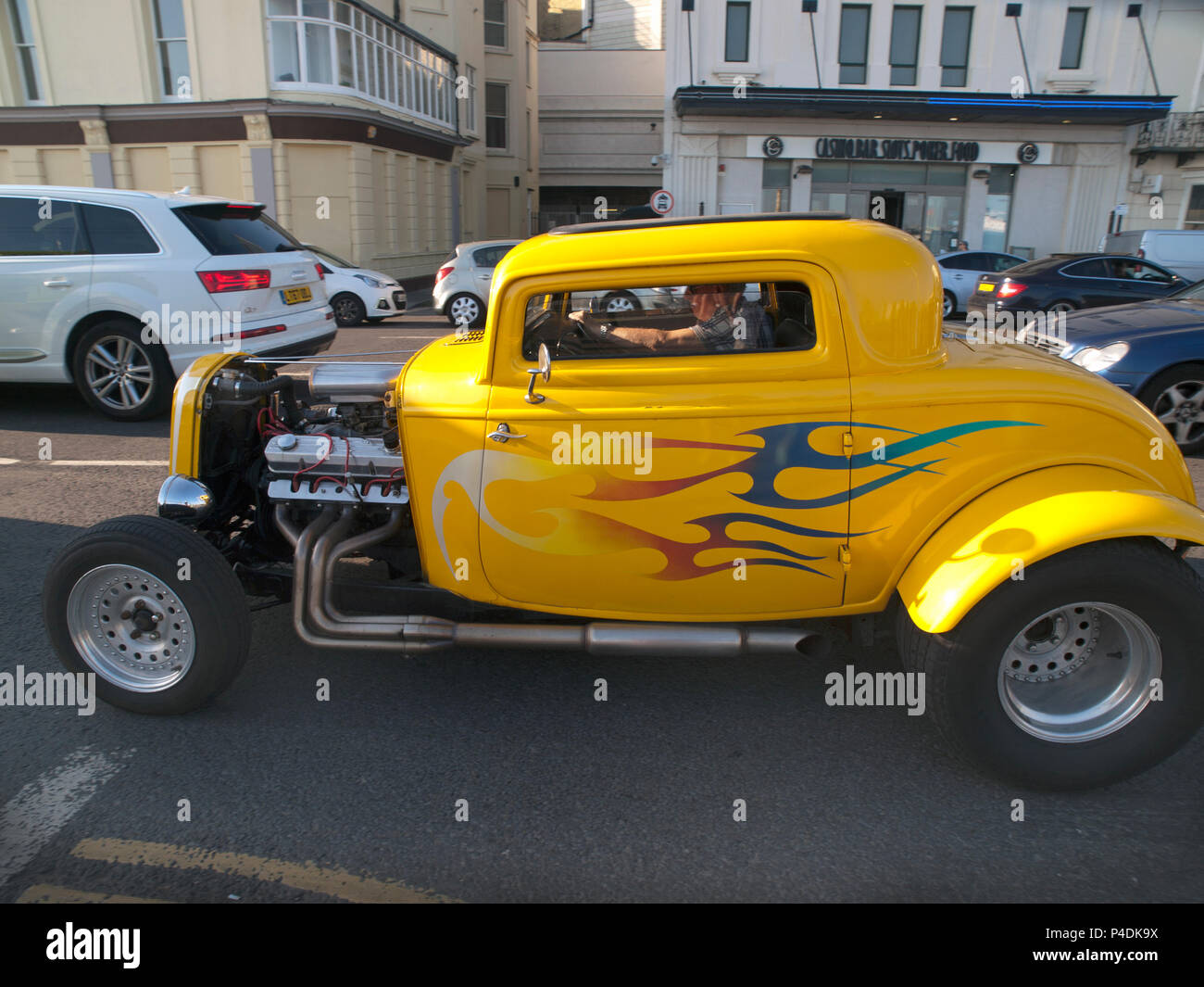 Un caldo giallo asta auto in Brighton Foto Stock