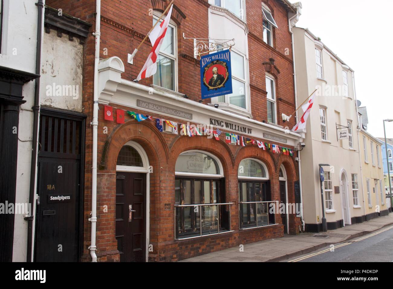 Re Guglielmo IV, conosciuta dai locali come il re Billy Pub, un pub con bandiere inglese all'esterno di essa sul luogo di Northumberland, Teignmouth, South Devon Foto Stock