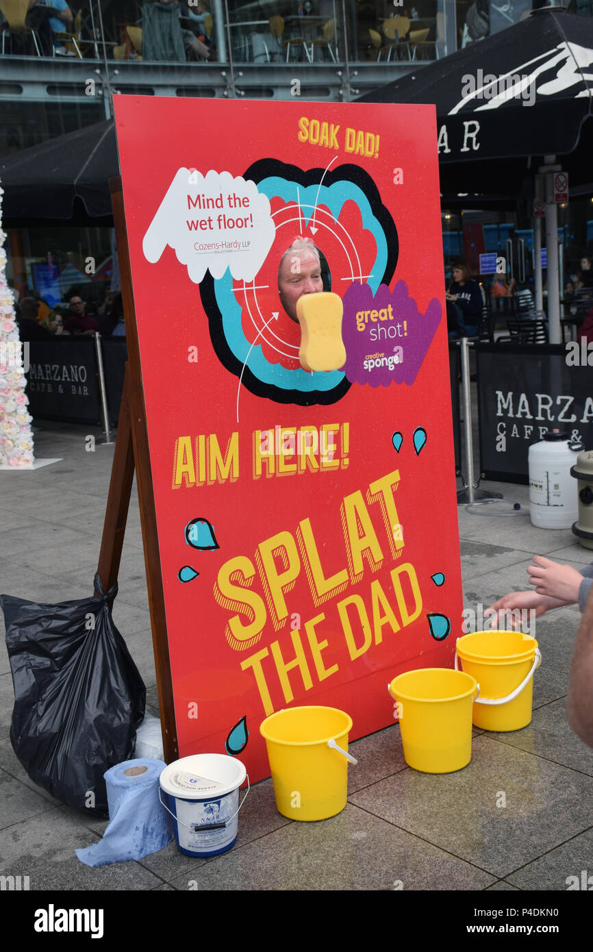 Splat il papà a Norwich Food & Drink Festival che si svolgono in e intorno al Forum, 17 giugno 2018. Norwich Regno Unito. La manifestazione si è svolta su la Festa del Papà Foto Stock