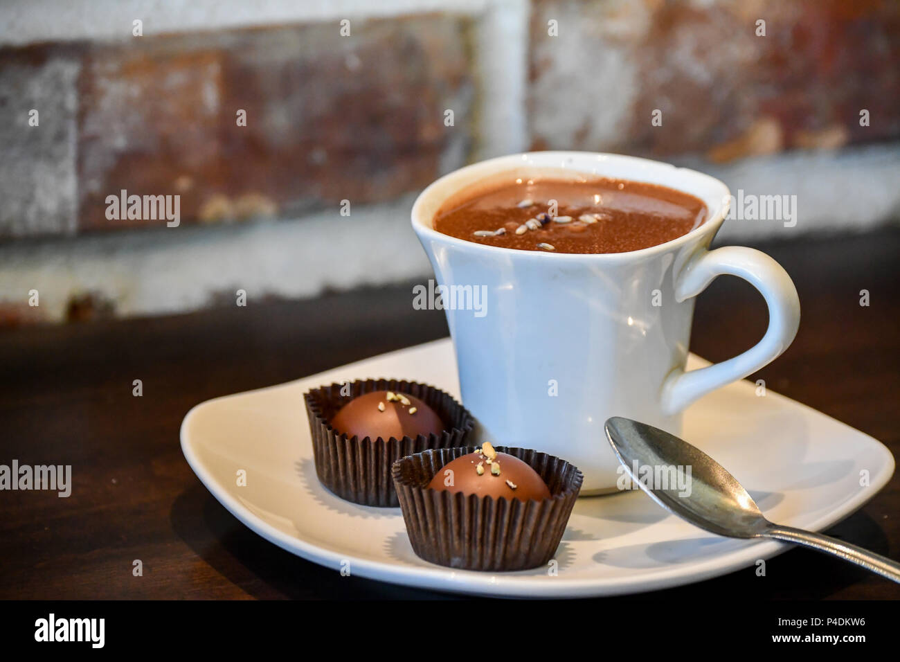 Concedetevi una ricca di cioccolato, caramelle e caffè espresso. Scene di organico cioccolato e caramelle. Delizie Dolci e bevande calde Foto Stock