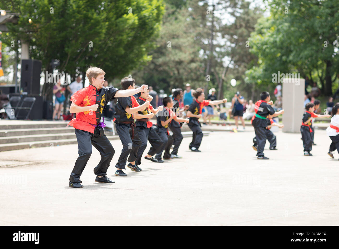 Columbus, Ohio, Stati Uniti d'America - 27 Maggio 2018 i membri dell'Ohio Wushu accademia delle arti marziali cinesi eseguire presso il Festival Asiatico. Foto Stock