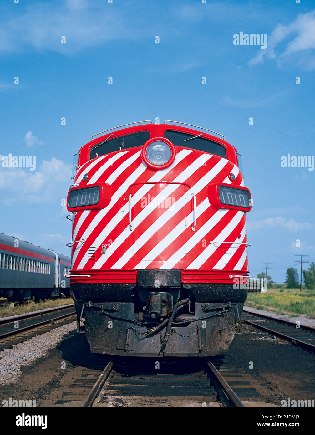 Locomotiva Diesel -- strisce rosse e bianche Foto Stock