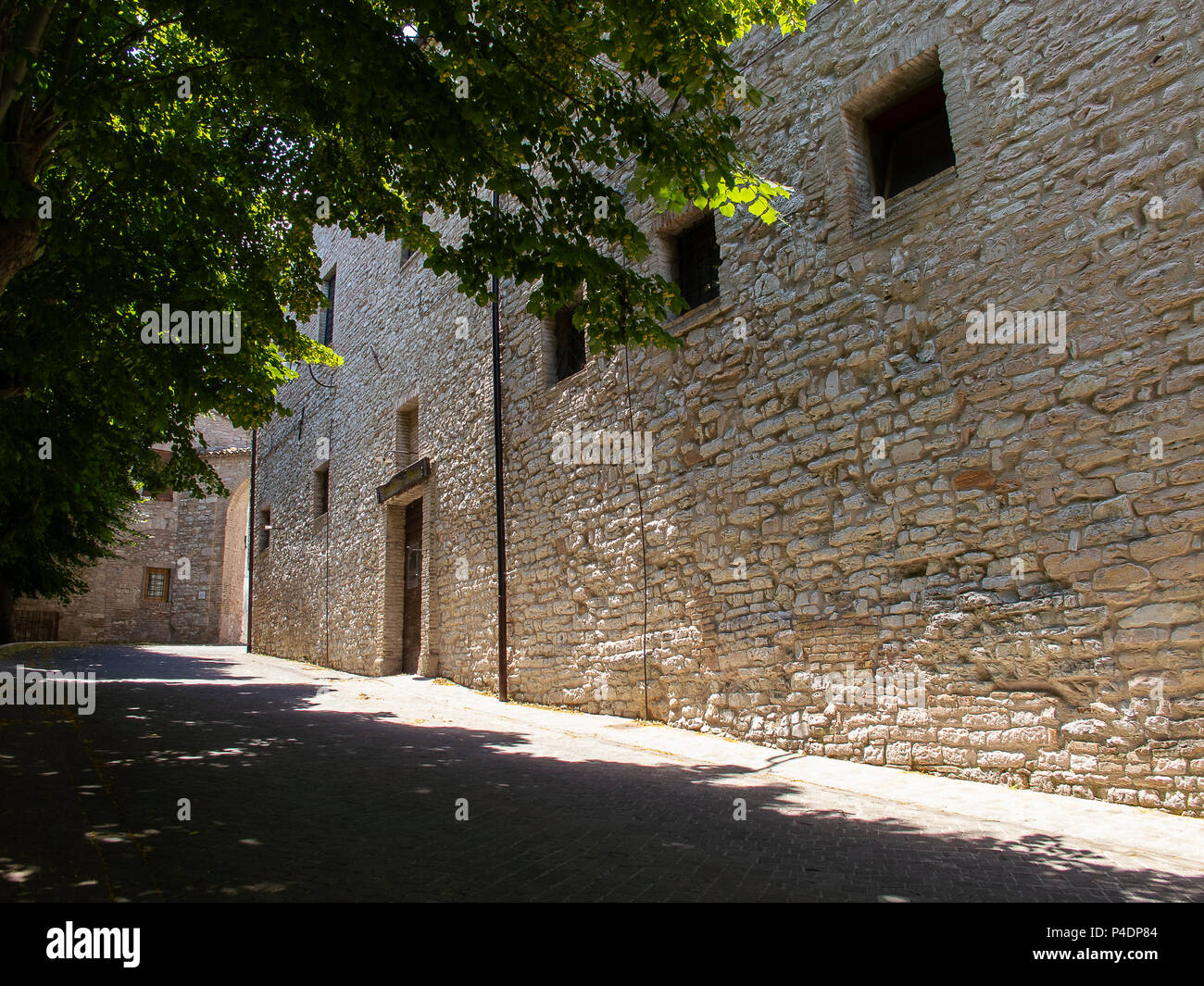 Vicolo caratteristico nel borgo medievale di Ganga, dell'Appennino Foto Stock