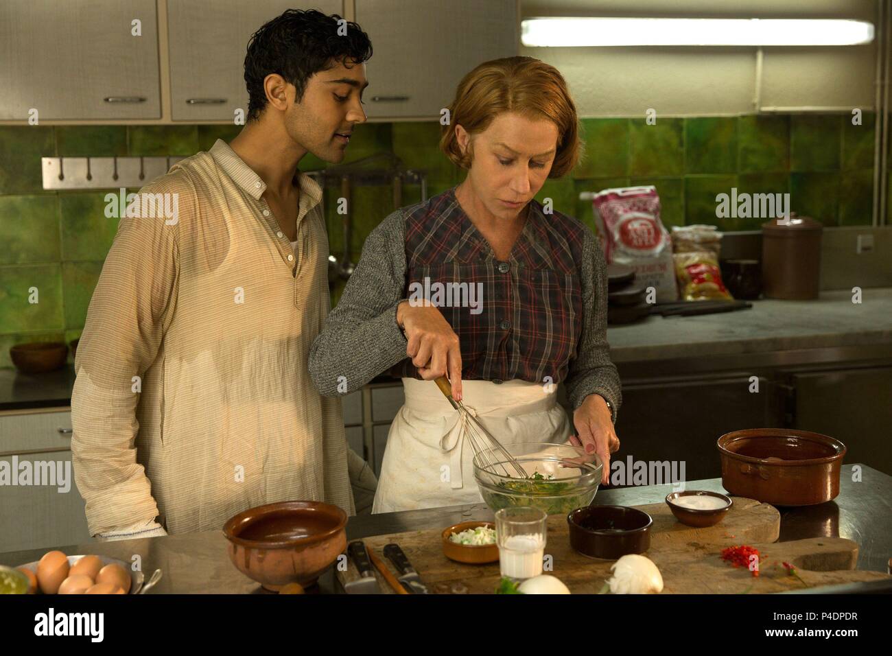 Pellicola originale titolo: Le centinaia di piedi di viaggio. Titolo italiano: le centinaia di piedi di viaggio. Regista: LASSE HALLSTROM. Anno: 2014. Stelle: Helen Mirren; MANISH DAYAL. Credito: AMBLIN ENTERTAINMENT / Album Foto Stock