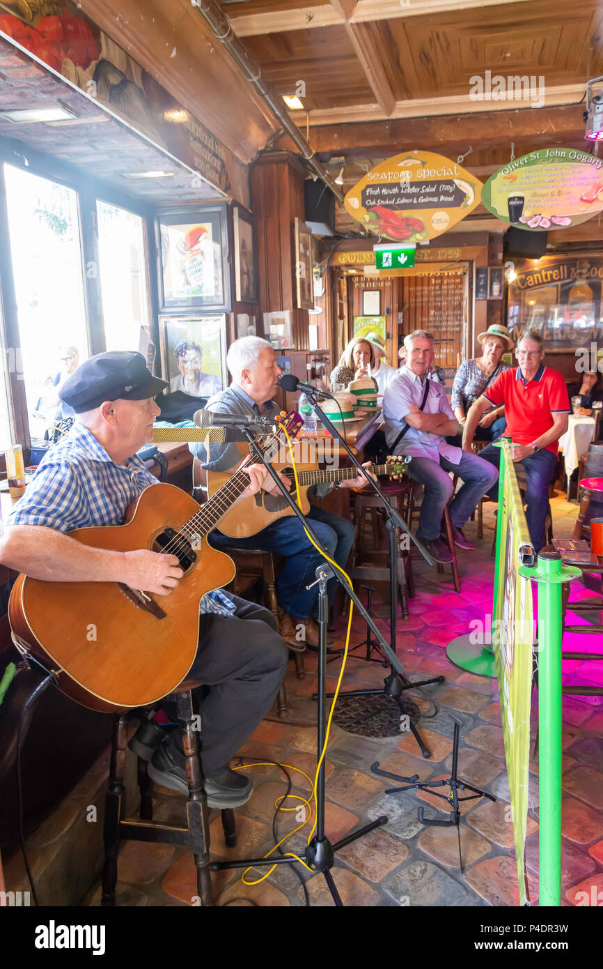 Musica dal vivo in Oliver St John Gogartys tradizionale bar irlandese, Anglesea Street, Temple Bar di Dublino, Provincia di Leinster, Repubblica di Irlanda Foto Stock