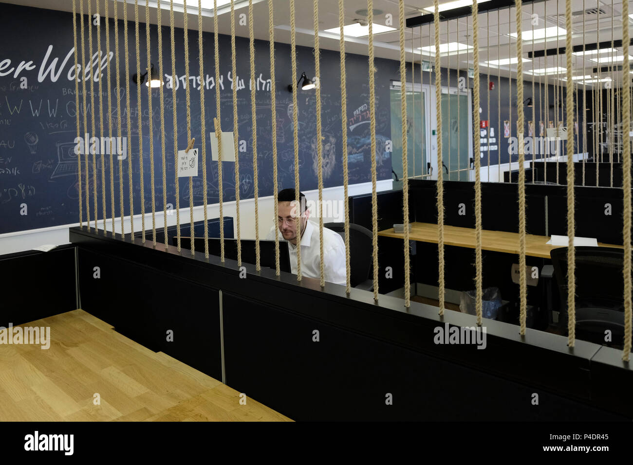 Un ebreo Haredi che lavora su un computer presso un incubatore tecnologico Ultra-Ortodosso nella città di Bnei Brak o bene Beraq, un centro del giudaismo Haredi in Israele Foto Stock