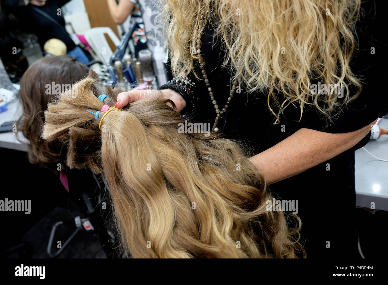 Bracha Keynan, produttore di parrucche e stilista di Haredi, mostra la collezione di parrucche per capelli umani nel suo negozio nella città di Bnei Brak o bene Beraq, un centro del giudaismo di Haredi in Israele Foto Stock