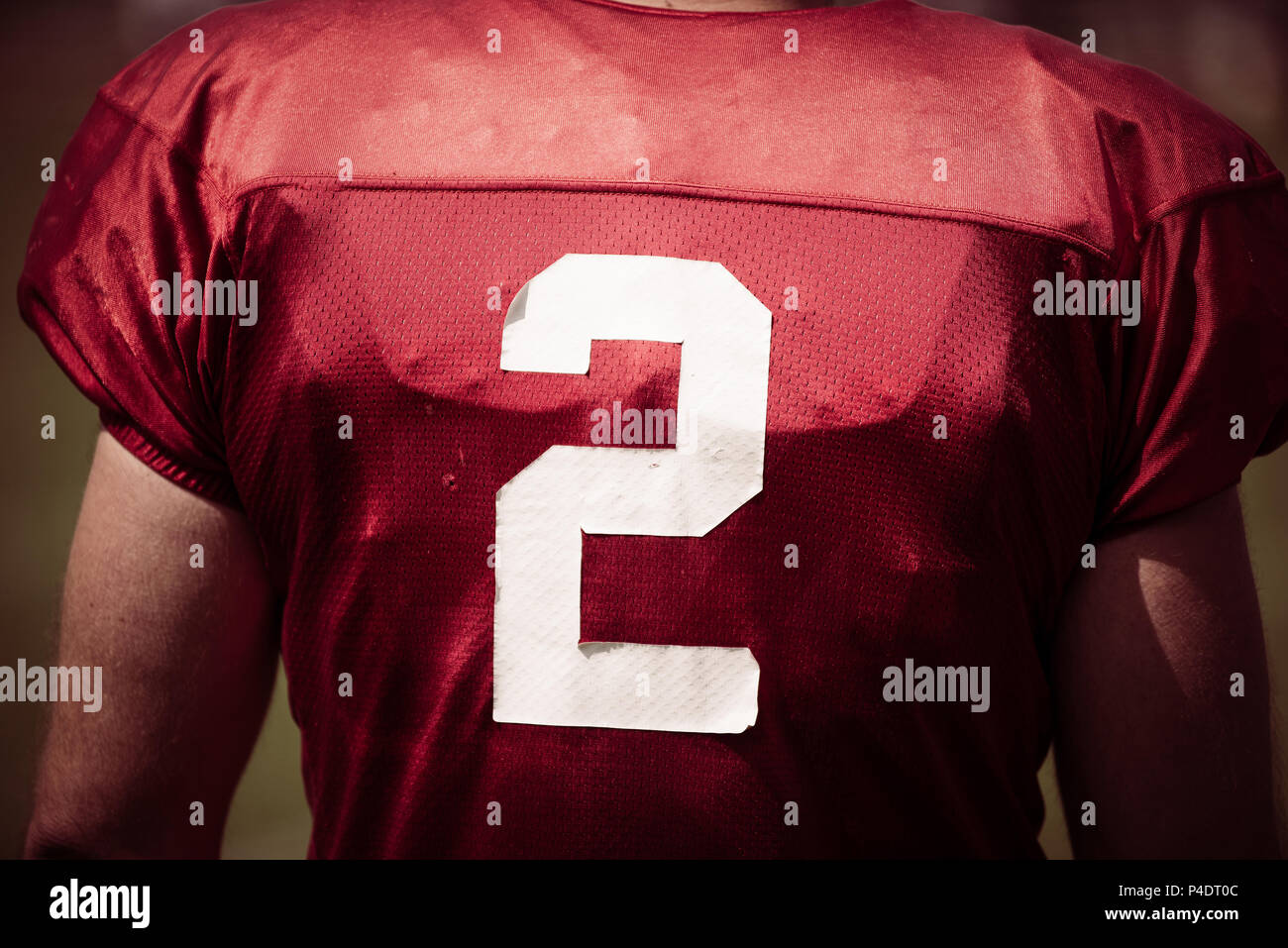 Giocatore di football americano con la maglia numero due Foto Stock