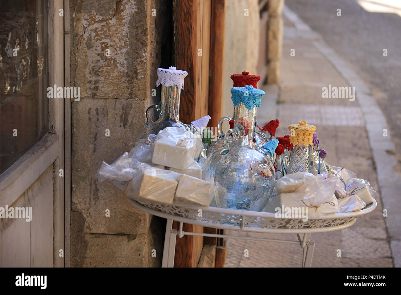 Un display di vetro di acqua brocca nei souks di Douma, Libano. Foto Stock