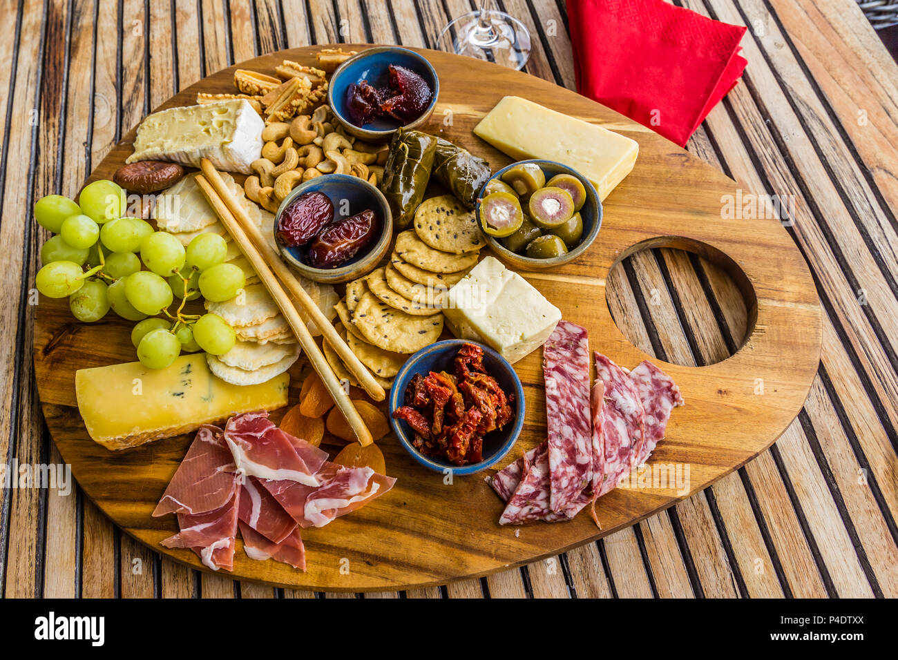 Tagliere in legno con un serving di antipatsto. Foto Stock
