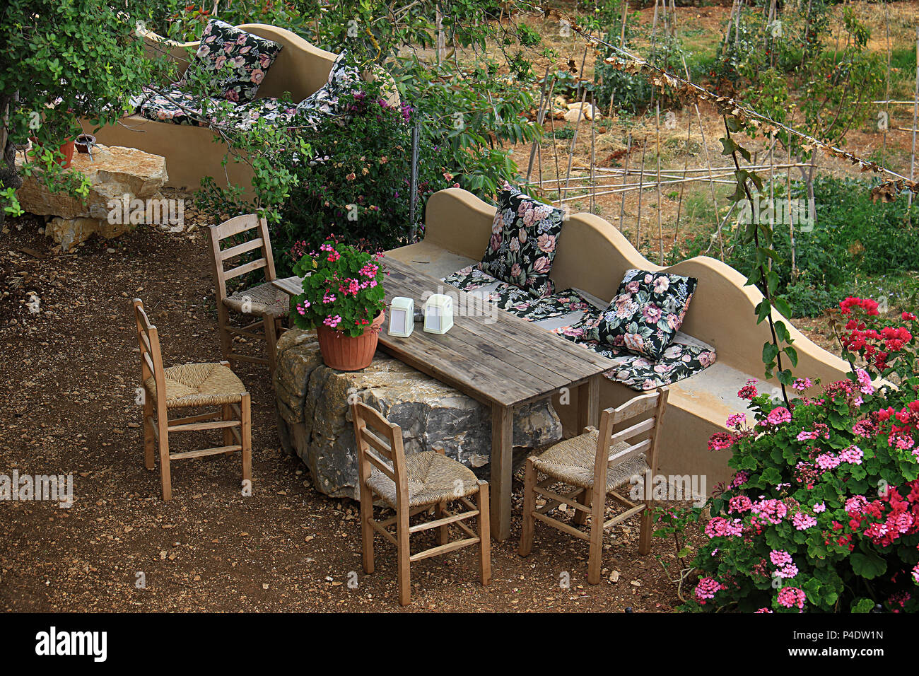 Sedi di rustico in un giardino durante i mesi estivi. Foto Stock