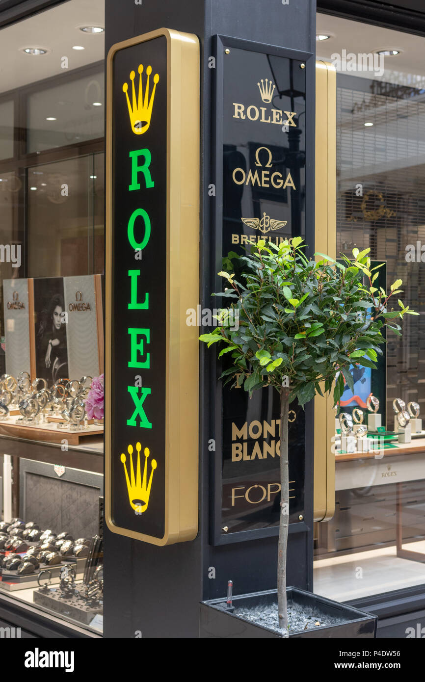 Illuminato iconica Rolex firmare al di fuori di una gioielleria vetrina  Foto stock - Alamy