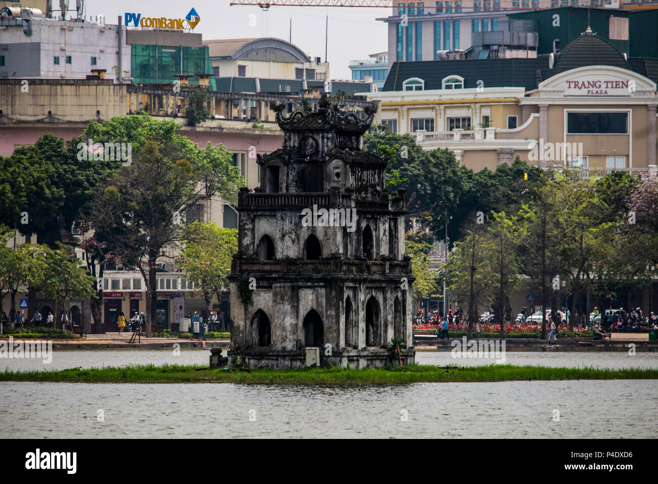 Hanoi, Vietnam - Marzo 15, 2018: strada locale barbiere il taglio dei capelli di un cliente per le strade di Hanoi, 2018: Thap Rua tempio buddista a metà Foto Stock