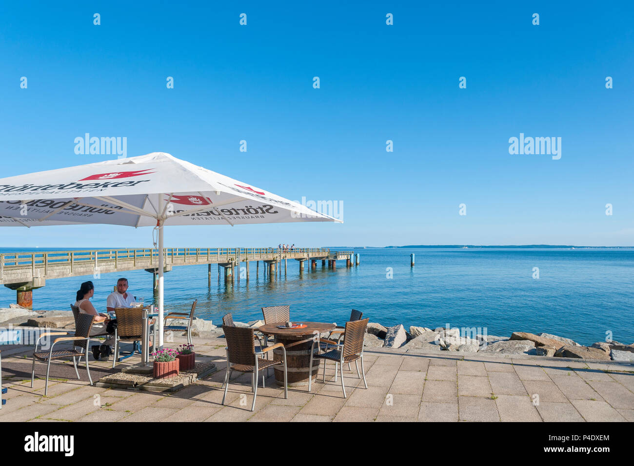 Passeggiata con ristorante e Pier, Sassnitz, Rügen, Meclenburgo-Pomerania Occidentale, Germania, Europa Foto Stock